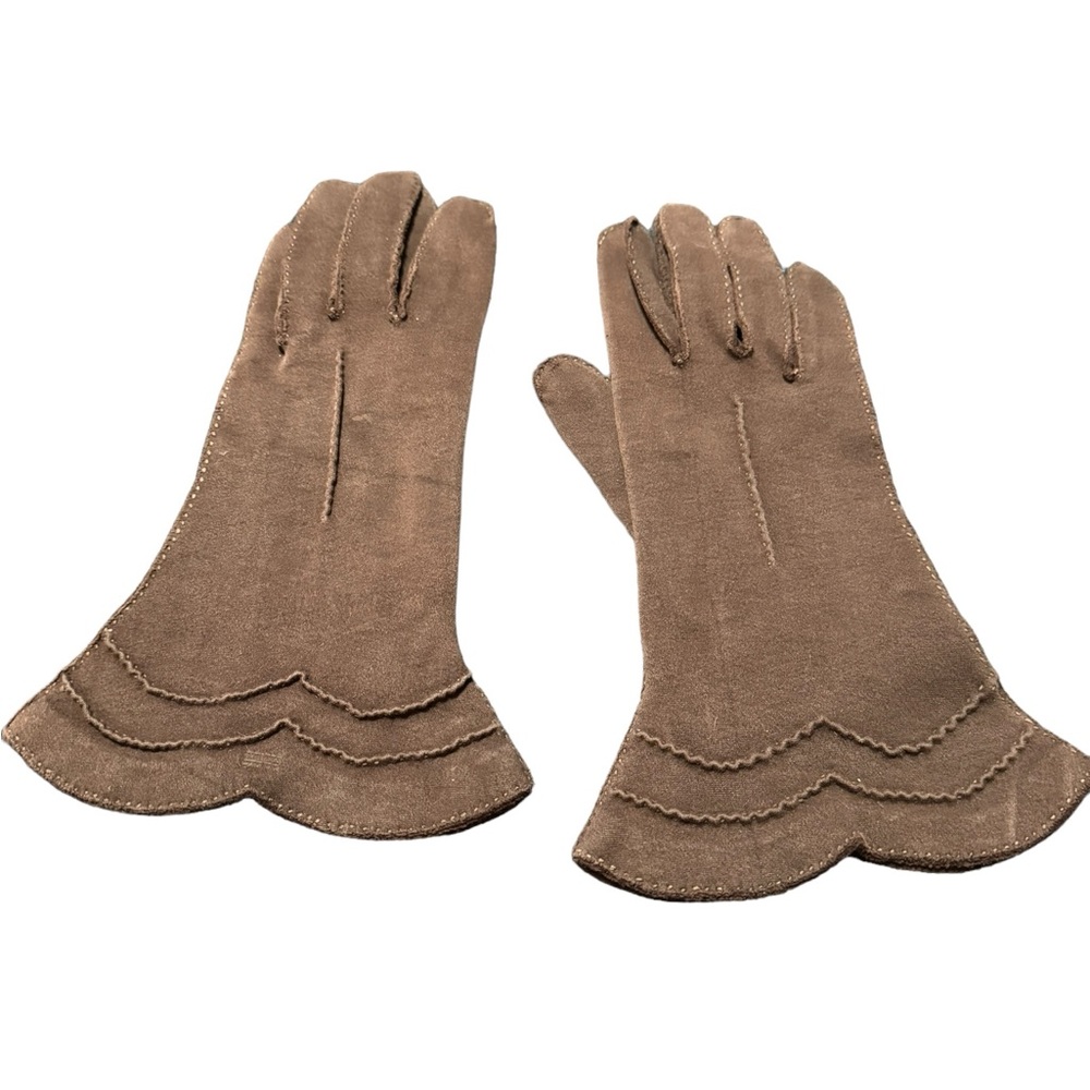 Vintage women’s lightweight gloves in brown. Size M. GUC